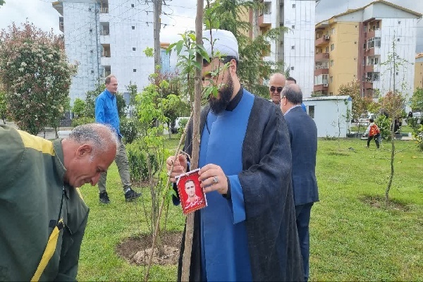 کاشت نهال امید به یاد شهدا در پارک نیایش کاشت نهال امید به یاد شهدا در پارک نیایش