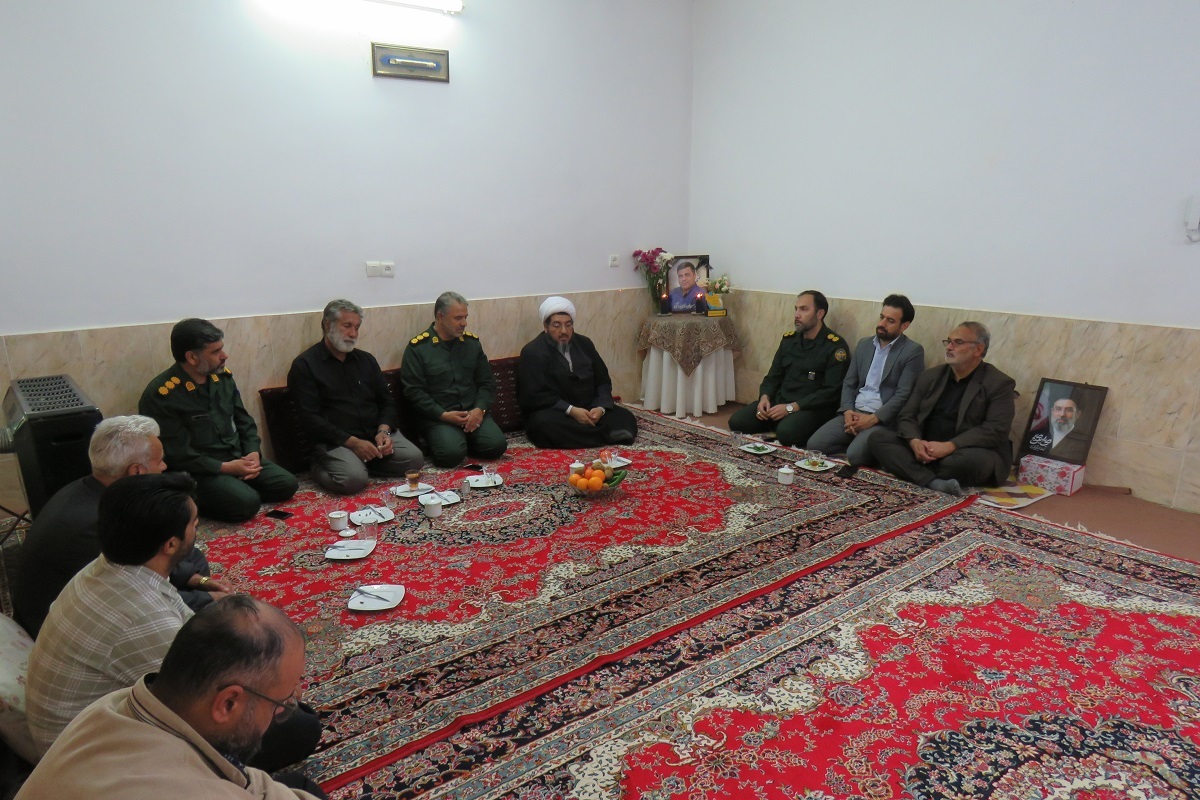 دیدار سرهنگ جوان با خانواده شهدای جنگ تحمیلی سوم شهرستان زبرخان+ تصاویر