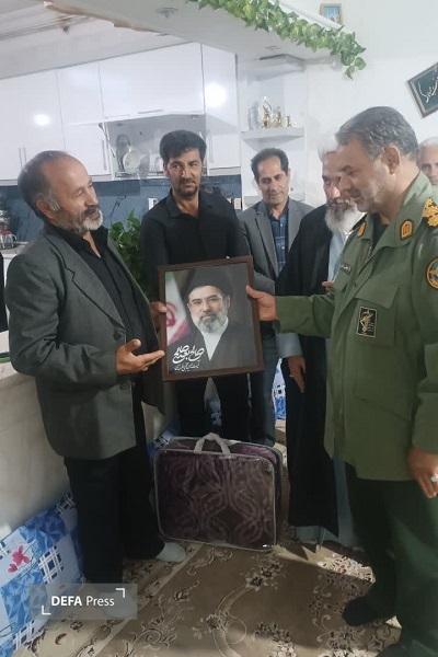 دیدار سرهنگ جوان با خانواده شهدای جنگ تحمیلی سوم در شهرستان زبرخان+ تصاویر