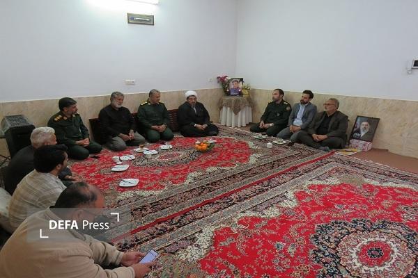 دیدار سرهنگ جوان با خانواده شهدای جنگ تحمیلی سوم در شهرستان زبرخان+ تصاویر
