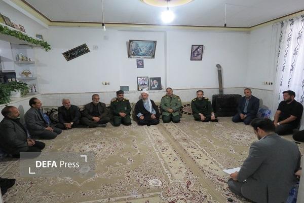 دیدار سرهنگ جوان با خانواده شهدای جنگ تحمیلی سوم در شهرستان زبرخان+ تصاویر