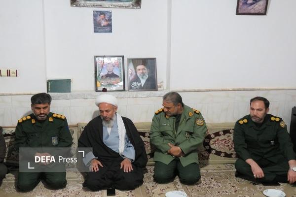 دیدار سرهنگ جوان با خانواده شهدای جنگ تحمیلی سوم در شهرستان زبرخان+ تصاویر