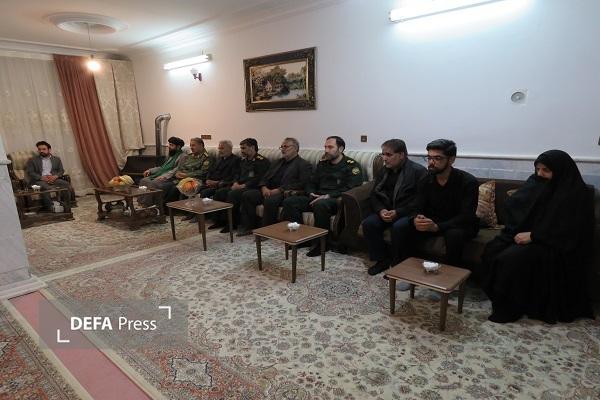 دیدار سرهنگ جوان با خانواده شهدای جنگ تحمیلی سوم در شهرستان زبرخان+ تصاویر