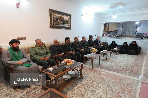 دیدار سرهنگ جوان با خانواده شهدای جنگ تحمیلی سوم در شهرستان زبرخان+ تصاویر