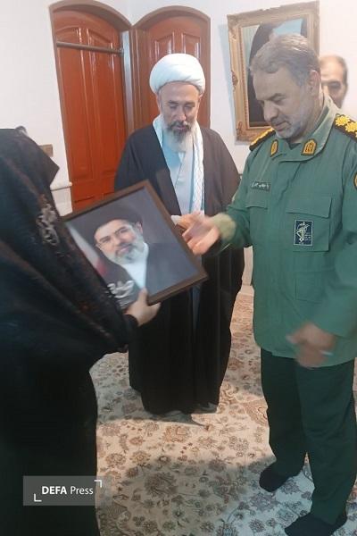 دیدار سرهنگ جوان با خانواده شهدای جنگ تحمیلی سوم در شهرستان زبرخان+ تصاویر