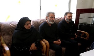 تصاویر / دیدار مدیران شهر اصفهان با خانواده دانش‌آموز شهید اصفهانی مدرسه شجره طیبه میناب