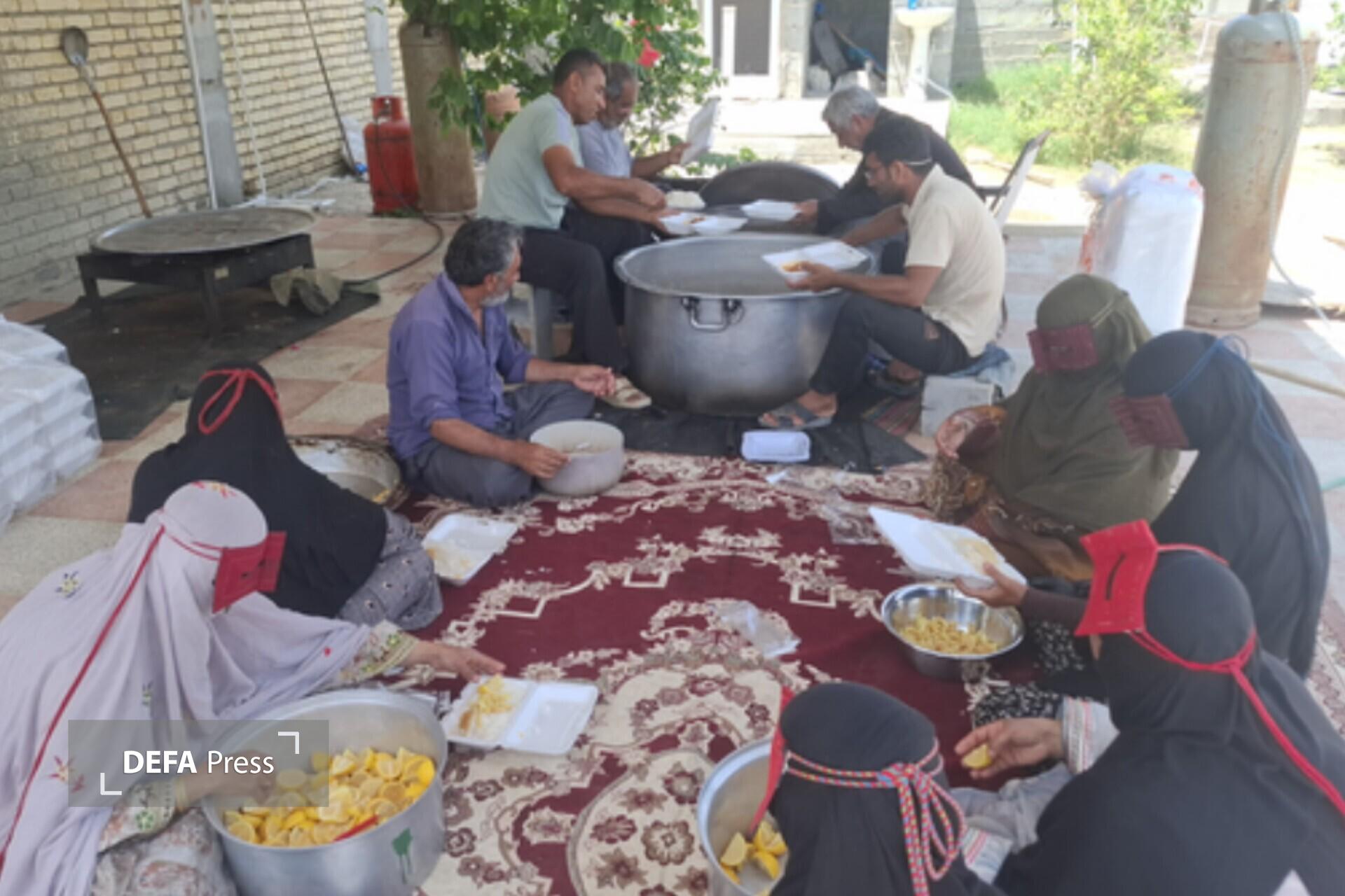 حمایت از رزمندگان در بندر کوهستک با پخت روزانه هزاران پرس غذای گرم حمایت از رزمندگان در بندر کوهستک با پخت روزانه هزاران پرس غذای گرم