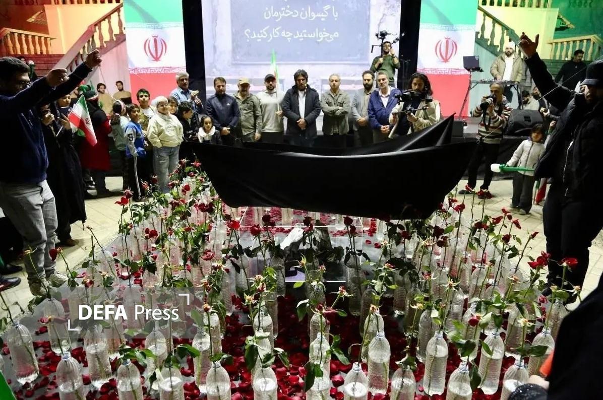 نمایش قطعات موشک با حضور هنرمندان نمایش قطعات موشک با حضور هنرمندان