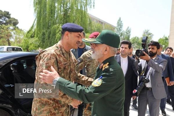 دیدار فرمانده ارتش پاکستان با فرمانده قرارگاه مرکزی حضرت خاتم الانبیاء (ص)