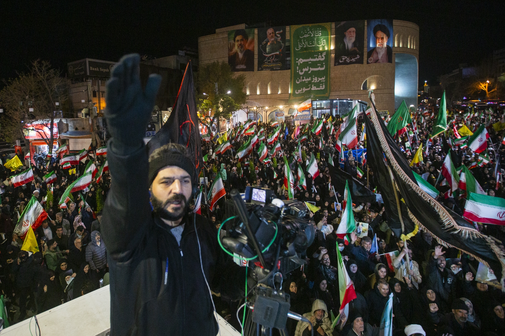 تصاویر/ چهل و هفتمین موج حضور مردم اراک در خیابان و بیعتی که هر شب محکم‌تر می‌شود