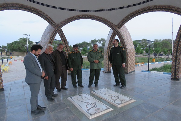ادای احترام مدیرکل حفظ آثار و نشر ارزش‌های دفاع مقدس و مقاومت خراسان رضوی به شهدای گمنام شهرستان زبرخان+ تصاویر