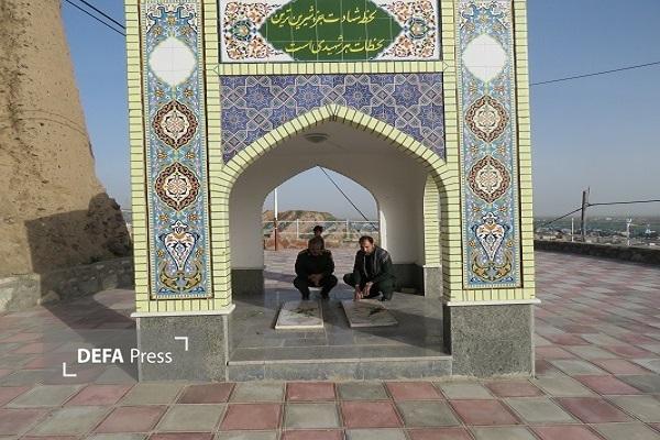 ادای احترام مدیرکل حفظ آثار و نشر ارزش‌های دفاع مقدس و مقاومت خراسان رضوی به شهدای گمنام شهرستان زبرخان+ تصاویر