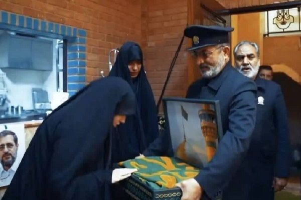 تکریم خانواده معاون شهید دبیرخانه شورای عالی امنیت ملی توسط خادمان حرم مطهر رضوی