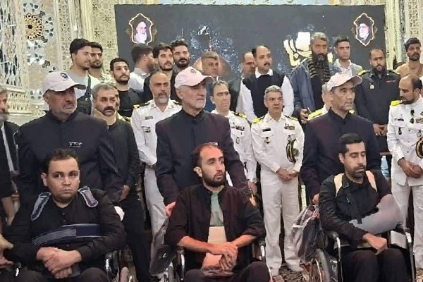 تشرف بازماندگان ناوشکن «دنا» به حرم مطهر رضوی