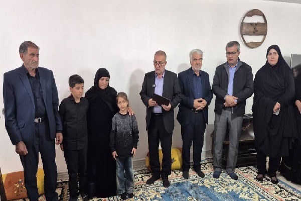 دیدار استاندار کهگیلویه و بویراحمد با خانواده شهید «موسی عسکری‌نیا»