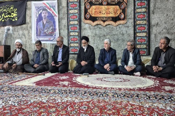 دیدار استاندار کهگیلویه و بویراحمد با خانواده شهید «حامد شفیعی‌خواه»