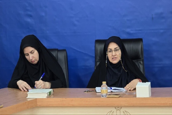 تشکیل زنجیره شقایق‌های دنا به یاد دختران شهید مدرسه شجره طیبه میناب