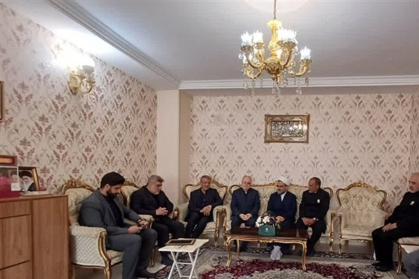 دیدار مشاور رئیس بنیاد شهید با خانواده‌های شهدای جنگ رمضان در البرز