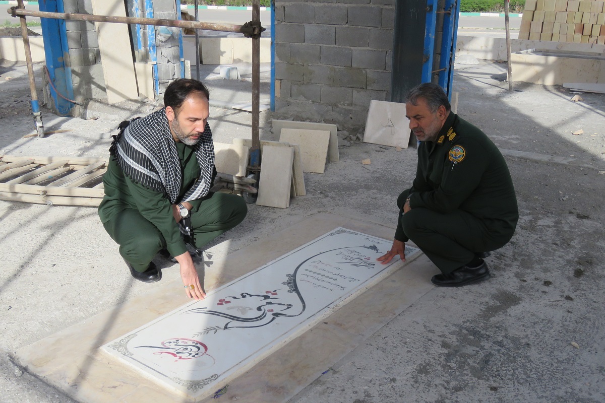 ادای احترام سرهنگ جوان به شهید گمنام شهر بینالود+ تصاویر