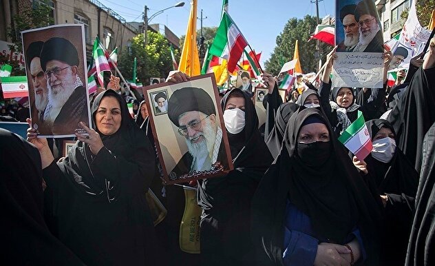 فیلم/ رزمایش بزرگ «دختران جان‌فدای ایران» در تهران؛ بیعت با رهبر انقلاب