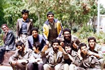 عکس قدیمی از رزمندگان پاسدار و بسیجی دفاع مقدس در محوطه سپاه اراک