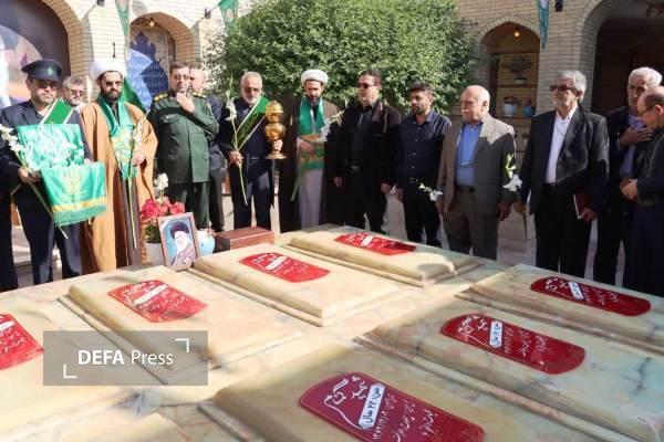 ادای احترام خادمین حرم حضرت معصومه (س) به یادمان هشت شهید گمنام موزه دفاع مقدس و مقاومت مازندران