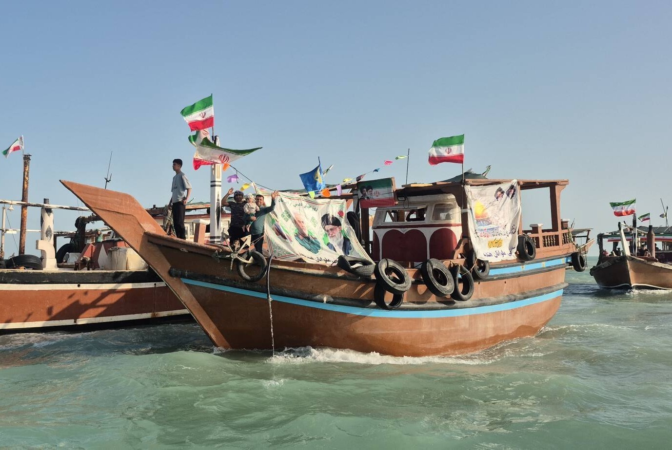 رژه دریایی لنج‌داران هندیجانی در دفاع از ایران اسلامی