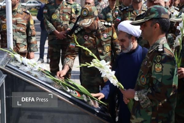 آئین غبارروبی و ادای احترام به مزار شهدای قزوین به مناسبت روز ارتش برگزار شد