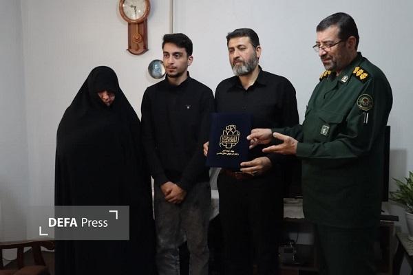 دیدار مدیرکل حفظ آثار و نشر ارزش‌های دفاع مقدس و مقاومت مازندران با خانواده شهید «احمدزاده»