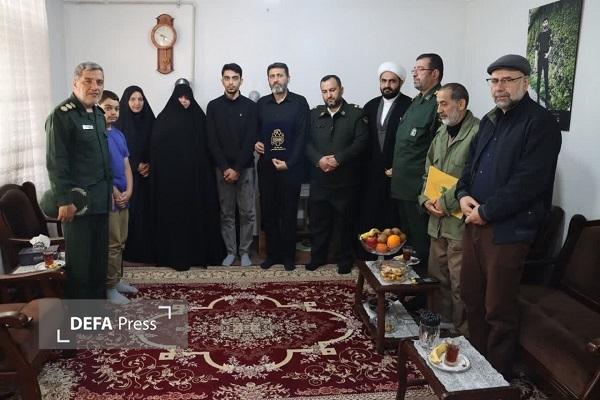 دیدار مدیرکل حفظ آثار و نشر ارزش‌های دفاع مقدس و مقاومت مازندران با خانواده شهید «احمدزاده»