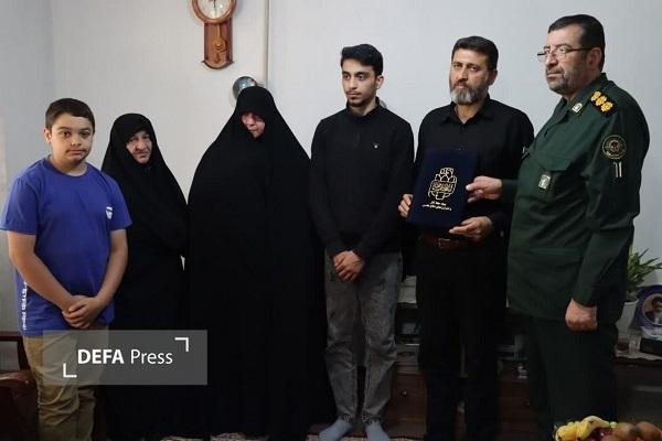 دیدار مدیرکل حفظ آثار و نشر ارزش‌های دفاع مقدس و مقاومت مازندران با خانواده شهید «احمدزاده»