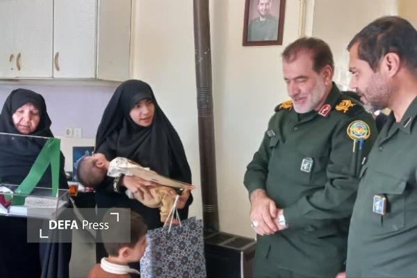 تجلیل مدیرکل حفظ آثار و نشر ارزش‌های دفاع مقدس همدان از خانواده شهید «مصطفی تمثیلی» + تصاویر