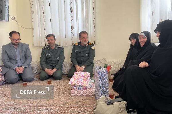 تجلیل مدیرکل حفظ آثار و نشر ارزش‌های دفاع مقدس همدان از خانواده شهید «مصطفی تمثیلی» + تصاویر