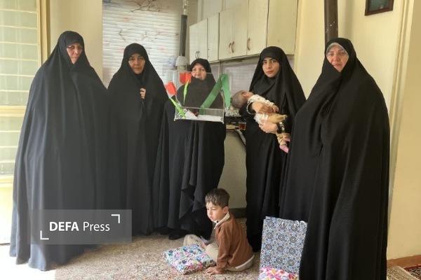 تجلیل مدیرکل حفظ آثار و نشر ارزش‌های دفاع مقدس همدان از خانواده شهید «مصطفی تمثیلی» + تصاویر