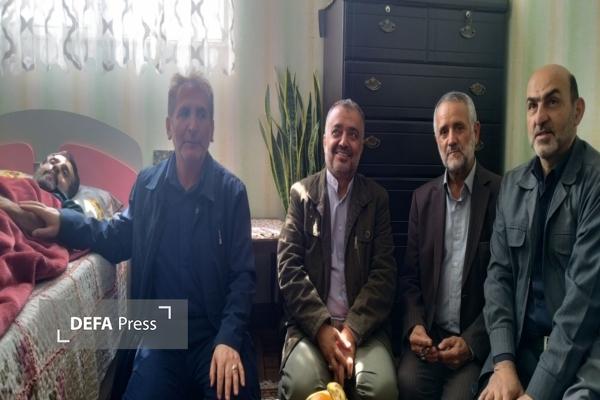 مدیرکل حفظ آثار دفاع مقدس قزوین و جمعی از مسئولان از پیشکسوت رسانه استان عیادت کردند