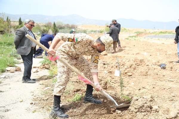 تصاویر / کاشت نهال در باغ موزه دفاع مقدس کهگیلویه و بویراحمد به یاد شهدای جنگ رمضان