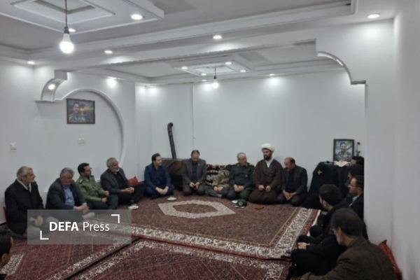 دیدار معاون وزیر دفاع با خانواده سرهنگ شهید «مهدی پیری» در شهرستان بهار + تصاویر