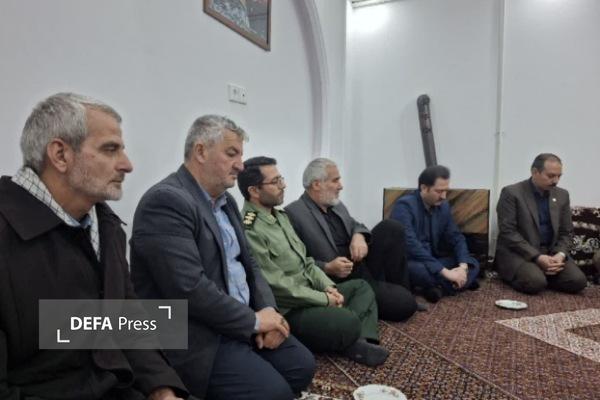 دیدار معاون وزیر دفاع با خانواده سرهنگ شهید «مهدی پیری» در شهرستان بهار + تصاویر