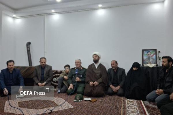 دیدار معاون وزیر دفاع با خانواده سرهنگ شهید «مهدی پیری» در شهرستان بهار + تصاویر