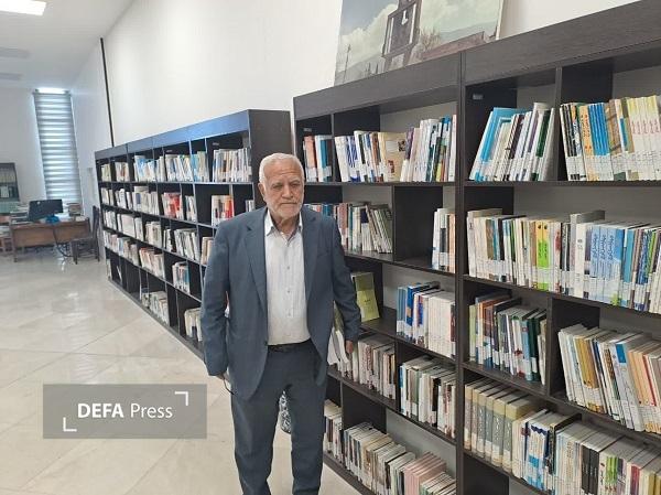 بازدید «نصرت‌الله محمودزاده» از کتابخانه موزه دفاع مقدس قم