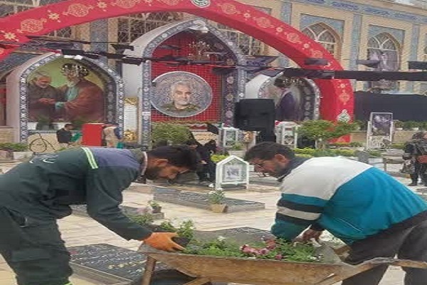 گل‌افشانی گلزار بین‌المللی شهدای کرمان/ صدها گلدان گل شب‌بو زینت‌بخش مزار شهدا شد