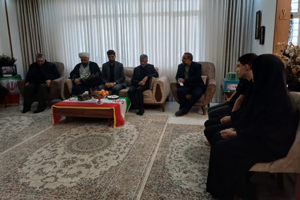 دیدار مسئولان استانی و خادمان شهدا با خانواده شهدای حملات صهیونی ـ آمریکایی