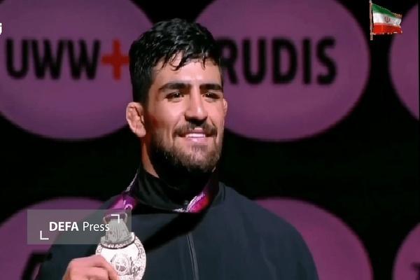 محمد مبین عظیمی قهرمان کشتی جهان به سقز بازگشت +فیلم