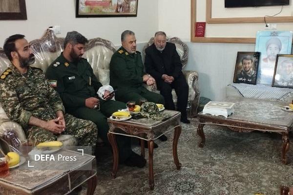 دیدار سرهنگ جوان با خانواده شهید «یونس نظرزاده» در مشهد+ تصاویر
