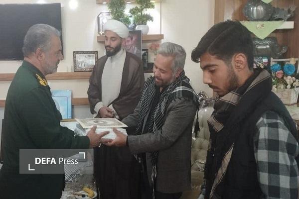 دیدار سرهنگ جوان با خانواده شهید «یونس نظرزاده» در مشهد+ تصاویر
