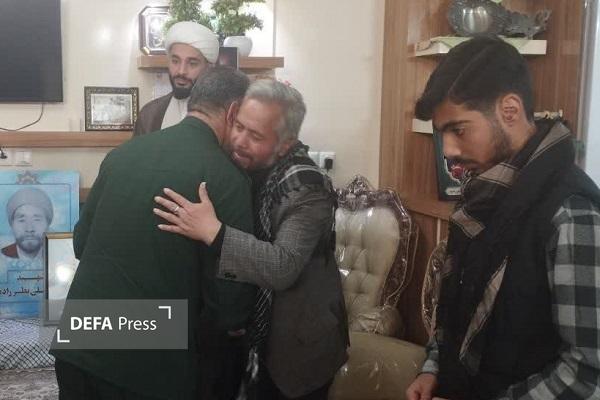 دیدار سرهنگ جوان با خانواده شهید «یونس نظرزاده» در مشهد+ تصاویر