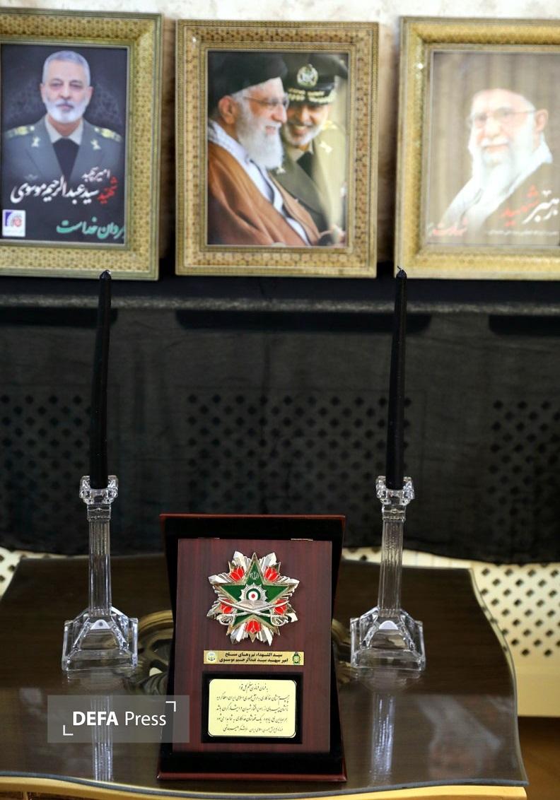 دیدار سرلشکر حاتمی با خانواده شهید سپهبد موسوی/ اهدای نشان فداکاری به خانواده سیدالشهدای نیرو‌های مسلح