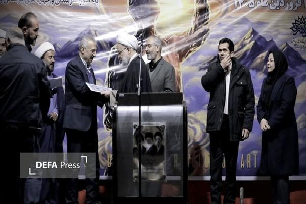 چهره سال هنر انقلاب اسلامی کردستان معرفی و مورد تجلیل قرار گرفت