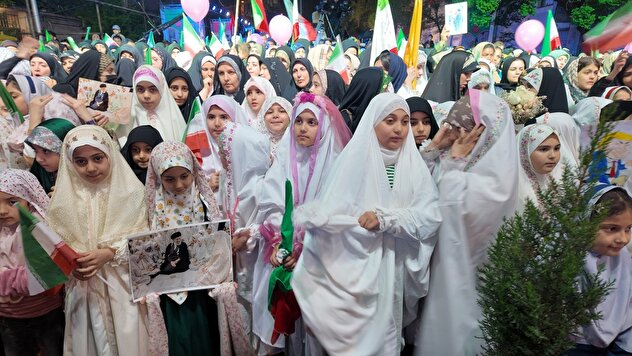 فیلم/ عهد دخترانه؛ اجتماع دانش آموزان دختر در مقتل رهبر شهید