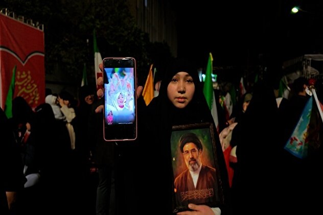 فیلم/ بیعت دختران دانش‌آموز تهرانی در جشن فرشته‌ها